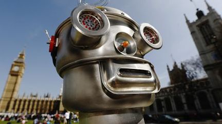 Représentation d'un «robot tueur» devant le Parlement de Londres dans le cadre de la «Campagne pour arrêter les robots tueurs» (photo prise le 23 avril 2013)  (REUTERS - Luke MacGregor)