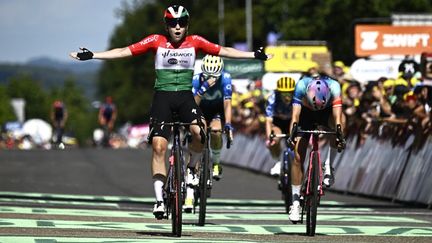 Blanka Vas lors de sa victoire sur la 5e étape du Tour de France femmes à Amnéville (Moselle), le 15 août 2024. (JULIEN DE ROSA / AFP)