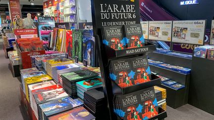 Le dernier album de Riad Sattouf "L'Arabe du futur 6" à la FNAC de Beaugrenelle, Paris, le 30 novembre 2022. (RICCARDO MILANI / HANS LUCAS)