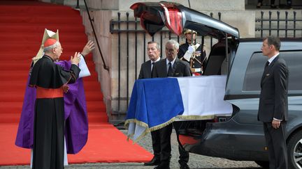 L'arrivée du cercueil de Jacques Chirac devant l'église Saint-Sulpice à Paris, le 30 septembre 2019.&nbsp; (ERIC FEFERBERG / AFP)