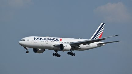 Un avion Boeing 777 d'Air France, au-dessus de Pékin, en Chine, le 6 septembre 2024. (ADEK BERRY / AFP)