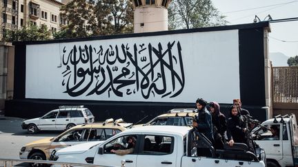 Une fresque symbolisant le drapeau taliban peinte sur l'ambassade américaine à Kaboul, après le retour au pouvoir des&nbsp;talibans. (ADRIEN VAUTIER / LE PICTORIUM / MAXPPP)