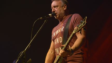 Peter Hook, ex-membre de&nbsp;Joy Division et de&nbsp;New Order,&nbsp;en concert le 30 octobre 2015 à Manchester (Royaume-Uni) avec son groupe Peter Hook and the Light.&nbsp; (JONATHAN NICHOLSON / NURPHOTO)