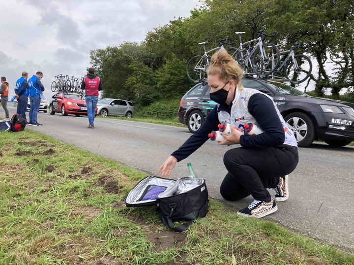 Entre deux passages des coureuses, les ravitailleurs ... se ravitaillent.&nbsp; (AH)