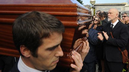 A Porto, John Malkovich applaudit au passage du cercueil de Manoel de Oliveira, décédé le 2 avril 2015 à l'âge de 106 ans
 (Miguel Riopa / AFP)