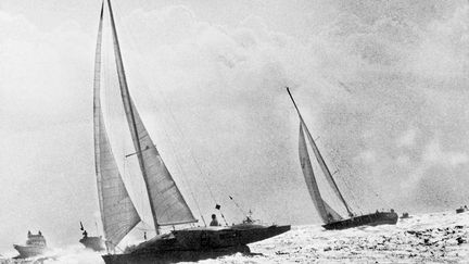 Le trimaran "Olympus Photo" de Mike Birch prend le dessus sur le massif monocoque "Kriter V" de Michel Malinovsky dans les derniers hectomètres de la Route du Rhum 1978, au large de Pointe-à-Pitre (Guadeloupe). (STAFF / AFP)