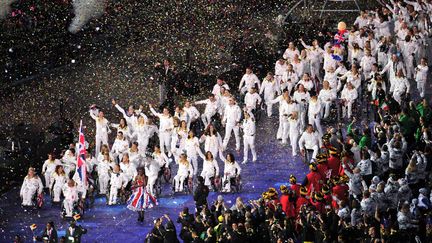 Les membres de la délégation britannique défilent lors de la cérémonie d'ouverture des Jeux paralympiques de Londres 2012, au stade olympique, le 29 août. (GLYN KIRK / AFP)