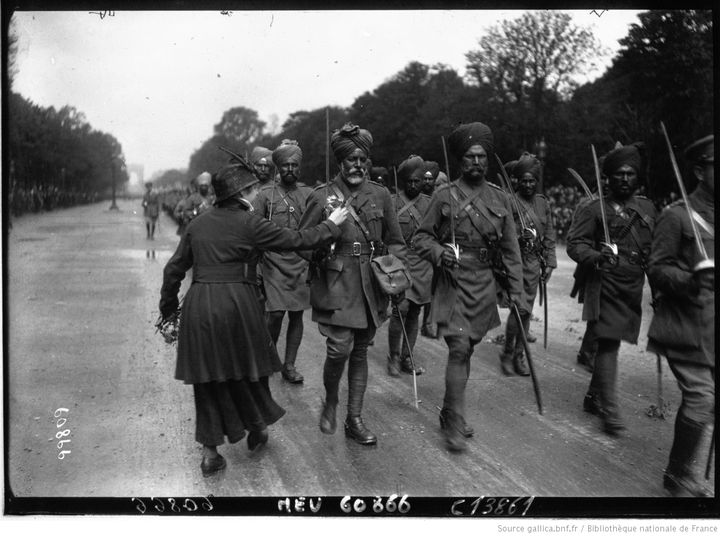 Un fac-similé de la photographie "Une Parisienne offre des fleurs à un sikh", prise sur les Champs-Elysées lors d'un défilé militaire le 14 juillet 1916, par un photoreporter de l’agence de presse Meurisse, a été remis à Narendra Modi par Emmanuel Macron. (GALLICA.BNF.FR / BIBLIOTHEQUE NATIONALE DE FRANCE / AGENCE MEURISSE)