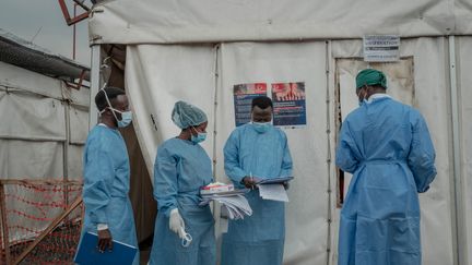 Des agents de santé au sein du centre de traitement de mpox à l'hôpital de Nyiragongo, au nord de Goma (République démocratique du Congo), le 17 août 2024. (GUERCHOM NDEBO / AFP)