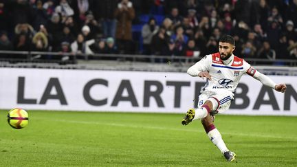 Le capitaine de Lyon, Nabil Fékir, transforme un penalty face au PSG, dimanche 3 février 2019 au Groupama Stadium de Lyon. (JEFF PACHOUD / AFP)