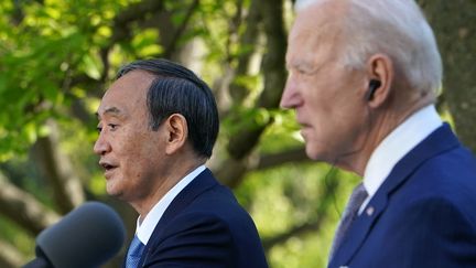 Le Premier ministre japonais Yoshihide Suga, à la Maison Blanche avec Joe Biden, le président des Etats-Unis, le 16 avril 2021. (MANDEL NGAN / AFP)