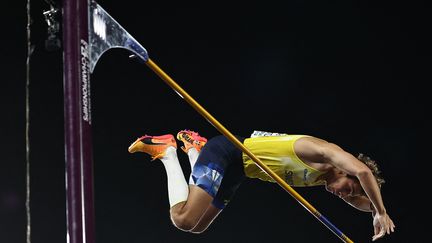 Le perchiste Armand Duplantis en finale des championnats d'Europe, à Rome, le 12 juin 2024. (ANNE-CHRISTINE POUJOULAT / AFP)