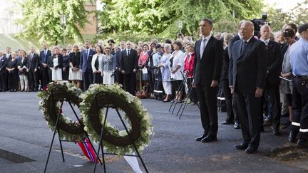 Le Roi de Norv&egrave;ge Harald V (&agrave; droite) et le Premier ministre Jens Stoltenberg, le 22 juillet 2012 &agrave; Oslo (Norv&egrave;ge). (ROALD BERIT / POOL)