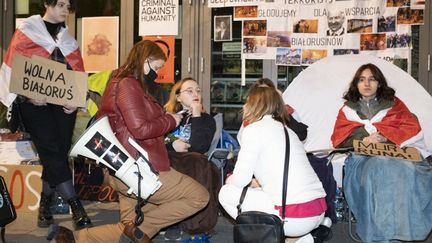 Cinq citoyens biélorusses ont entamé une grève de la faim devant le siège du Parlement européen à Varsovie (Pologne), le 27 mai 2021, en soutien au journaliste&nbsp;Roman Protassevitch.&nbsp; (FRANCOIS DEVOS / HANS LUCAS / AFP)