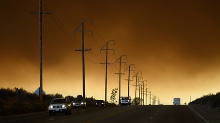 L'incendie Blue Sky a teinté le ciel dans le comté de San Bernardino, le 16 août 2016.&nbsp; (GENE BLEVINS / REUTERS)