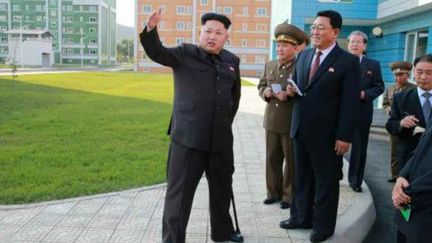 Pyongyang (Corée du Nord), le 14 octobre 2014 : Kim Jong-un appuyé sur une canne visitant un programme immobilier. (EyePress Photo)