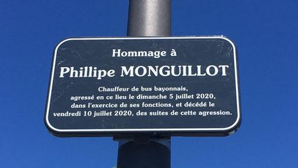 La mairie de Bayonne a fait installer, avec l'autorisation de sa famille, une plaque en hommage à Philippe Monguillot, chauffeur de bus agressé le 5 juillet 2020 à Bayonne. (AMAIA CAZENAVE / FRANCE-BLEU PAYS BASQUE)