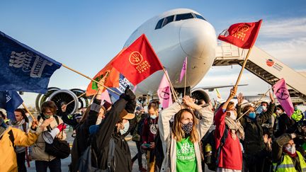 Des manifestants contre le projet d'extension de Roissy-Charles-de-Gaulle (Val-d'Oise), le 3 octobre 2020. (JULIEN HELAINE / HANS LUCAS / AFP)