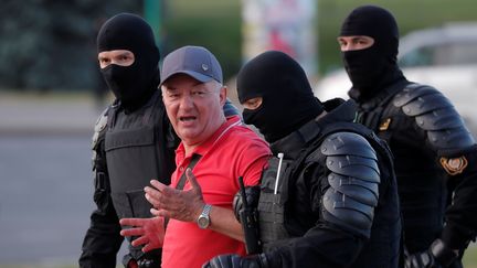Un homme est arrêté par la police lors d'une manifestation contre la réélection du président&nbsp;Alexandre Loukachenko, le 10 août 2020, à Minsk (Biélorussie). (VASILY FEDOSENKO / REUTERS)