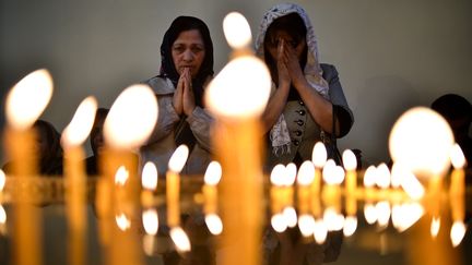 Des femmes dans la cath&eacute;drale d'Etchmiadzin, &agrave; une vingtaine de kilom&egrave;tres d'Erevan (Arm&eacute;nie), lors de la c&eacute;r&eacute;monie de canonisation de victimes du g&eacute;nocide arm&eacute;nien. (KIRILL KUDRYAVTSEV / AFP)