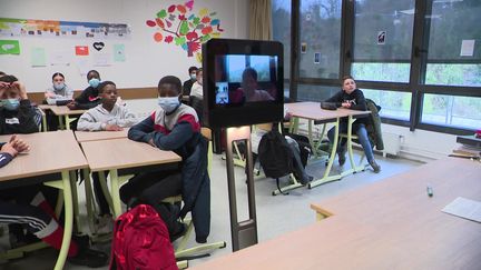 Grâce à son robot, Nathan assiste aux cours comme s'il était en classe. (France 3 Normandie)