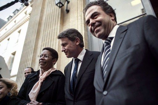 George Pau-Langevin (g), Vincent Peillon et Luc Chatel posent devant le ministère de l'éducation nationale, le 17 mai 2012. (AFP - Fred Dufour)