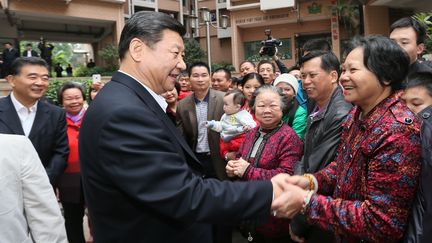 Xi Jinping discute avec des habitants, le 11 d&eacute;cembre 2012 &agrave; Shenzhen (Chine). (LAN HONGGUANG / XINHUA / AFP)