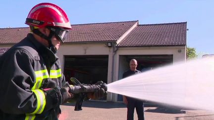 Incendies en Gironde et dans les Landes : un pompier volontaire revient sur son expérience au cœur du brasier (FRANCE 2)