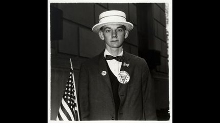 Jeune homme au canotier attendant de défiler en faveur de la guerre, NYC 1967
 (THE ESTATE OF DIANE ARBUS)