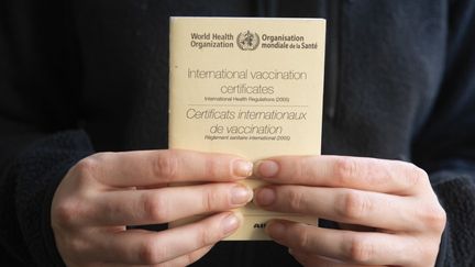 Un livret de certificats internationaux de vaccination, approuvé par l'Organisation mondiale de la santé. (JOAO LUIZ BULCAO / HANS LUCAS / AFP)