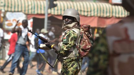 Un soldat &agrave; Ougadougou (Burkina-Faso), le 30 octobre 2014. (ISSOUF SANOGO / AFP)