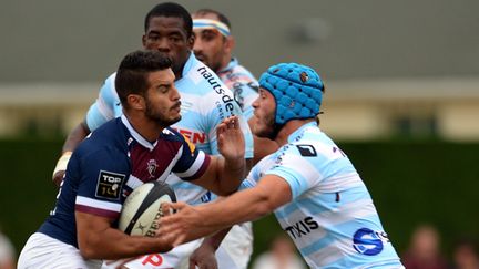 L'international français Sofiane Guitoune vient défier la défense du Racing-Metro (JEAN PIERRE MULLER / AFP)