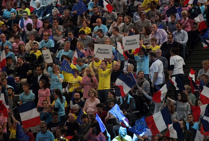 Public du meeting d'Emmanuel Macron à Bercy, le 17 avril 2017 (CHRISTOPHE ENA/AP/SIPA / AP)