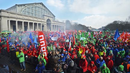 Des repr&eacute;sentants syndicaux de diff&eacute;rents pays europ&eacute;ens manifestent devant le Conseil europ&eacute;en, &agrave; Bruxelles (Belgique), le 14 mars 2013. (ERIC LALMAND / BELGA)