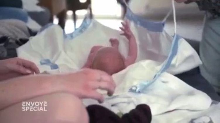 VIDEO. Ce couple qui a choisi l'accouchement à domicile contre l'avis médical aurait pu perdre la garde de son enfant