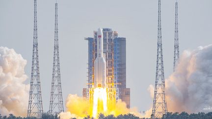 Une fusée chinoise&nbsp;Long March 5B décolle du centre spatial de Wenchang, dans la province chinoise du Hainan, le 31 octobre 2022. (CNS / AFP)