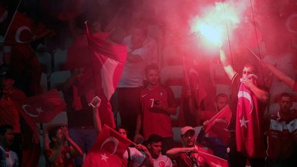 Des supporters turcs ont allumé des fumigènes au stade de Nice, lors du match de l'Euro Espagne-Turquie, le 17 juin 2016.&nbsp; (BURAK AKBULUT / ANADOLU AGENCY / AFP)