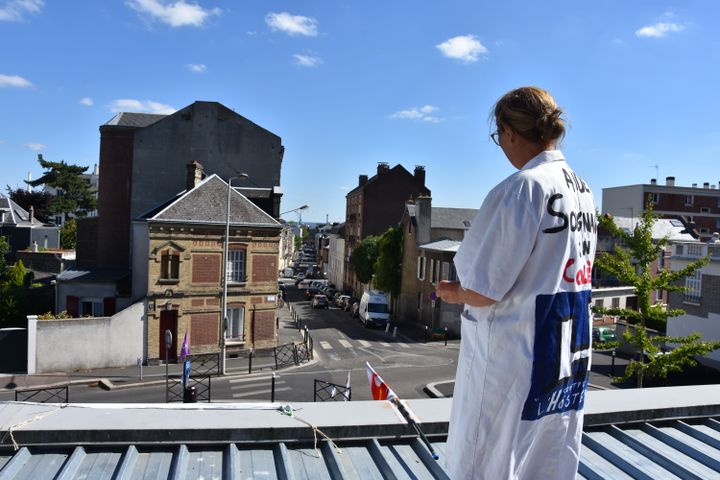 Sylvia, aide-soignante à l'hôpital Pierre-Janet du Havre, sur le toit des urgences, mardi 10 juillet 2018.&nbsp; (JULIETTE CAMPION / FRANCEINFO)