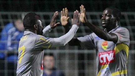 Fabrice Seidou et l'US Orléans célèbrent leur montée en L2 (JEAN CHRISTOPHE MAGNENET / AFP)