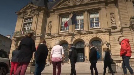 Mardi 28 mai, l'Assemblée nationale vote la loi de transformation de la fonction publique. À Suresnes (Hauts-de-Seine), la mairie n'a pas attendu pour prendre des initiatives. Depuis fin mars, elle propose à ses agents de pratiquer une activité sportive sur leurs heures de travail.&nbsp; (FRANCE 2)