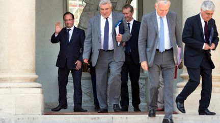 Fran&ccedil;ois Hollande, Frederic Cuvillier (au centre) et Jean-Marc Ayrault (devant), &agrave; la sortie du Conseil des ministres, le 2 ao&ucirc;t 2013. (BERTRAND LANGLOIS / AFP)