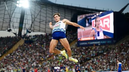 Jules Pommery lors de la finale du saut en longueur, le 16 août 2022 aux championnats d'Europe de Munich. (ANDREJ ISAKOVIC / AFP)