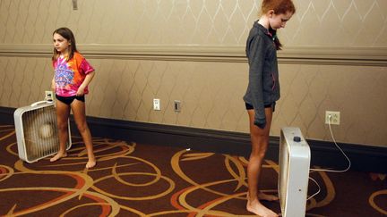 Des jeunes filles font s&eacute;cher leur autobronzant avant de concourir aux championnats du monde de danse irlandaise &agrave; Boston (Massachusetts, Etats-Unis), le 24 mars 2013. (JESSICA RINALDI / REUTERS)