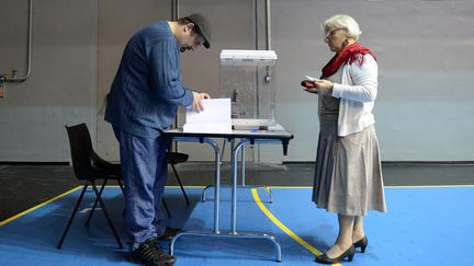 Chaque &eacute;lecteur pourra voter "blanc" soit en introduisant dans l'enveloppe un bulletin blanc, soit en laissant cette enveloppe vide. (ANNE-CHRISTINE POUJOULAT / AFP)