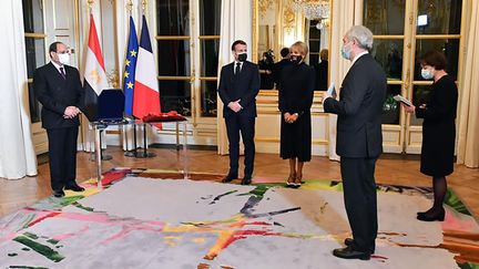 Le président égyptien Abdel Fattah al-Sissi (à gauche) décoré de la Légion d'honneur à l'Elysée en présence d'Emmanuel&nbsp;et Brigitte Macron (au centre), le 7 décembre 2020. (PRESIDENCE EGYPTIENNE / AFP)