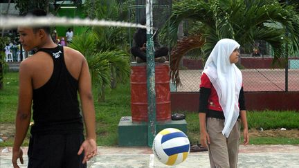 &nbsp; (Un garçon et une fille jouent au volley à Sumatra en Indonésie - photo express © Maxppp)