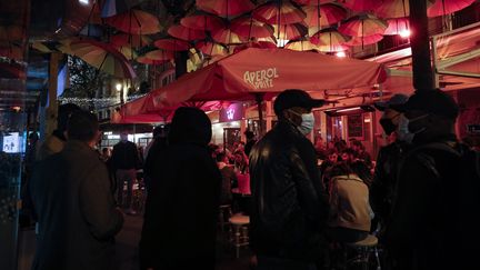 Une terrasse de bar dans Paris. (GEOFFROY VAN DER HASSELT / AFP)