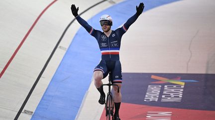 Le pistard français Sébastien Vigier&nbsp;après sa victoire aux Championnats européens de Munich, sur le keirin, le 16 août 2022. (TOBIAS SCHWARZ / AFP)