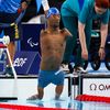 Le nageur brésilien Gabriel dos Santos Araujo avant la demi-finale du 100 mètres dos aux Jeux paralympiques de Paris, à La Défense, le 29 août 2024. (FRANCK FIFE / AFP)