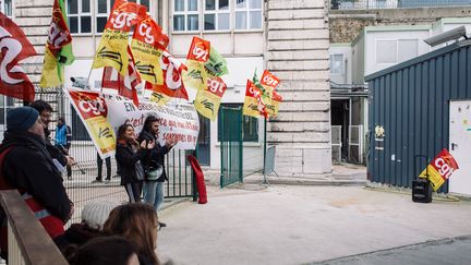 Une réunion de travailleurs de la RATP, le 19 décembre 2019, gare de l'Est, à Paris. (PHILIPPE LABROSSE / HANS LUCAS / AFP)